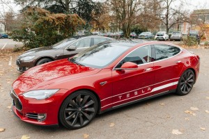 Rød Tesla bil